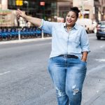 look plus size usando jeans com jeans