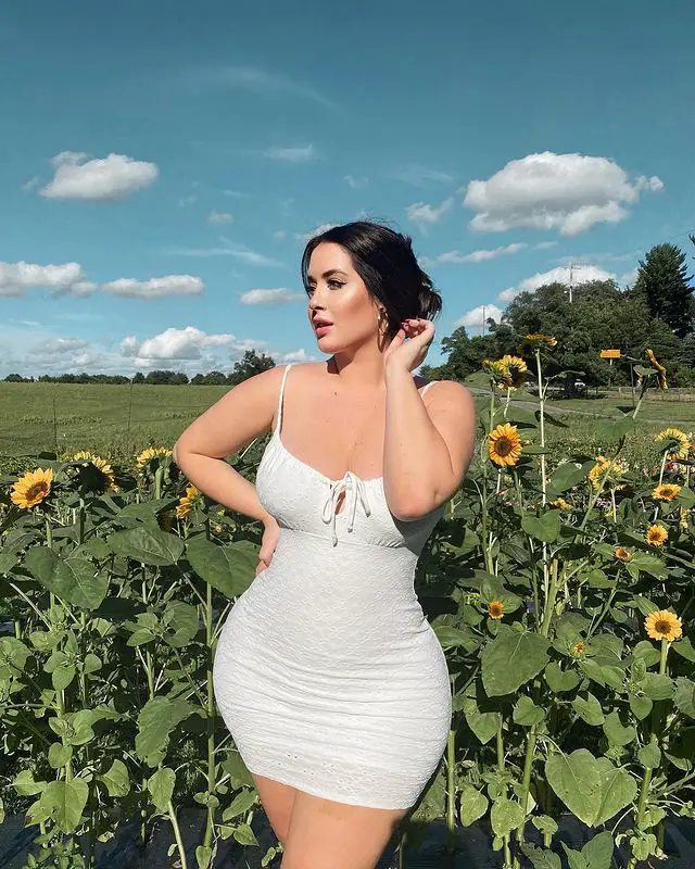 Holly Luyah on Instagram: “@fashionnova @fashionnovacurve ✨ Found a sunflower field today 🌻 😄 Maryland, why are you so gorgeous? ✼Its really you mini dress DC: Luyah…”