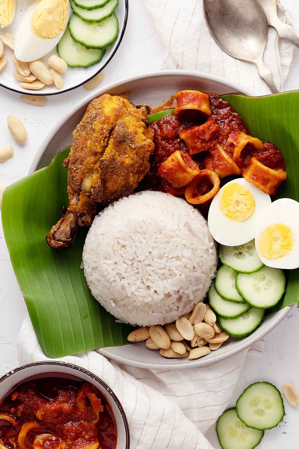 Rice With Coconut Milk (Malaysian Nasi Lemak) | El Mundo Eats