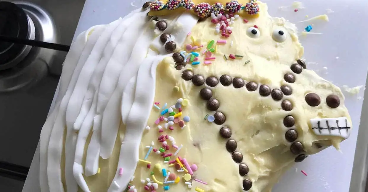 17 Cake Fails That Epitomize "He's A Little Confused, But He's Got The Spirit"