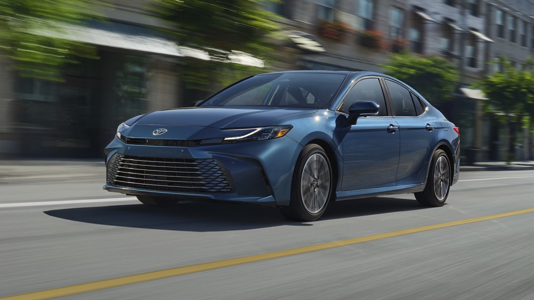 2025-toyota-camry-goes-all-hybrid,-all-the-time