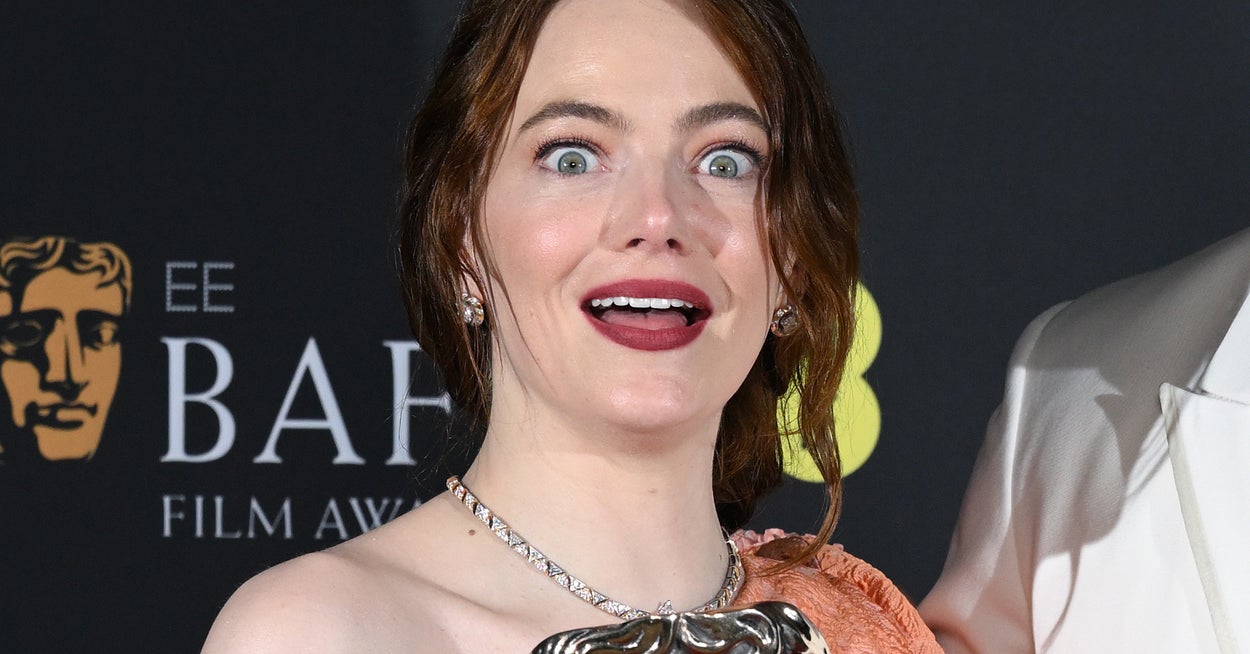 This Picture Of Emma Stone Eating A Chicken Pot Pie Is Easily The Most Unintentionally Hilarious Meme Of 2024