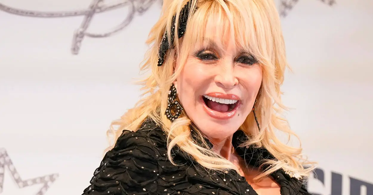 Dolly Parton Has A Look-Alike Sister, And Fans Are Losing Their Minds