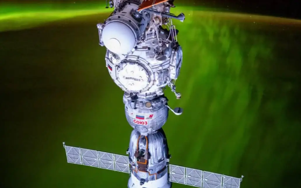 nasa-astronaut-captures-stunning-green-aurora-behind-russian-soyuz-spacecraft-docked-at-iss