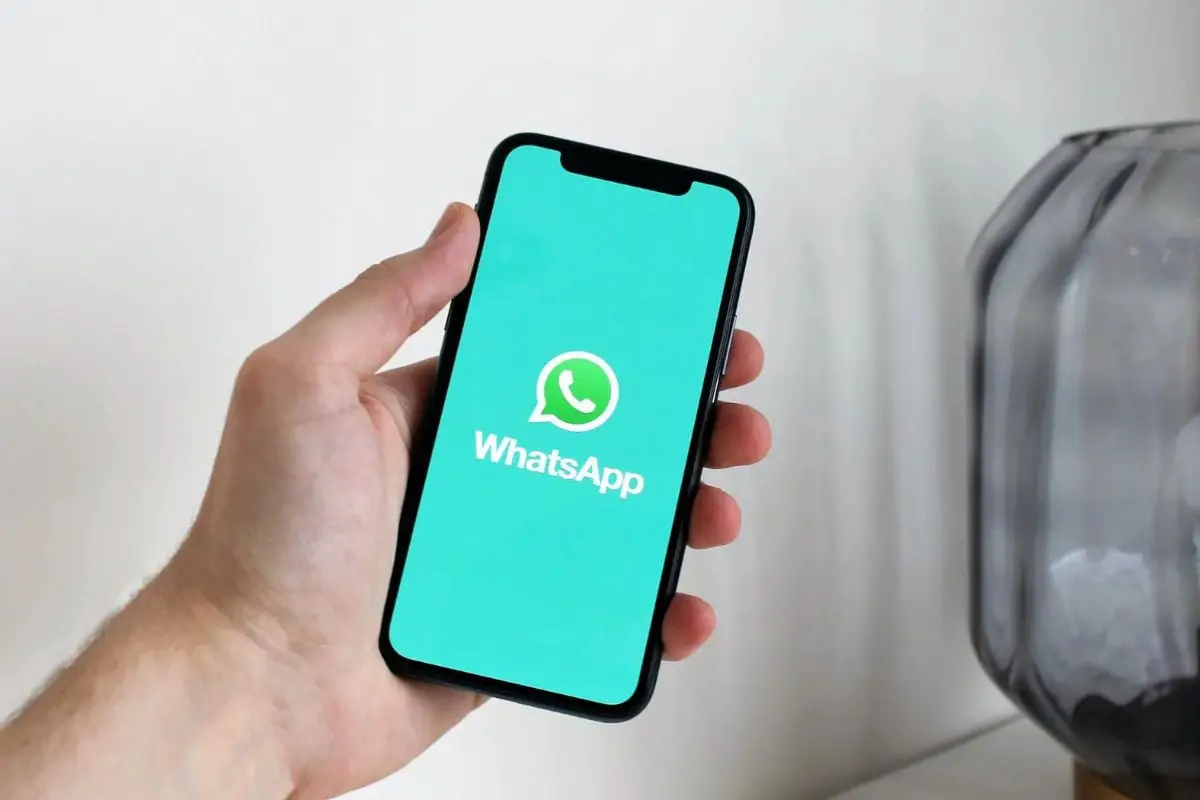 whatsapp-reportedly-working-on-meta-ai-voice-mode-feature,-could-offer-ten-different-voices