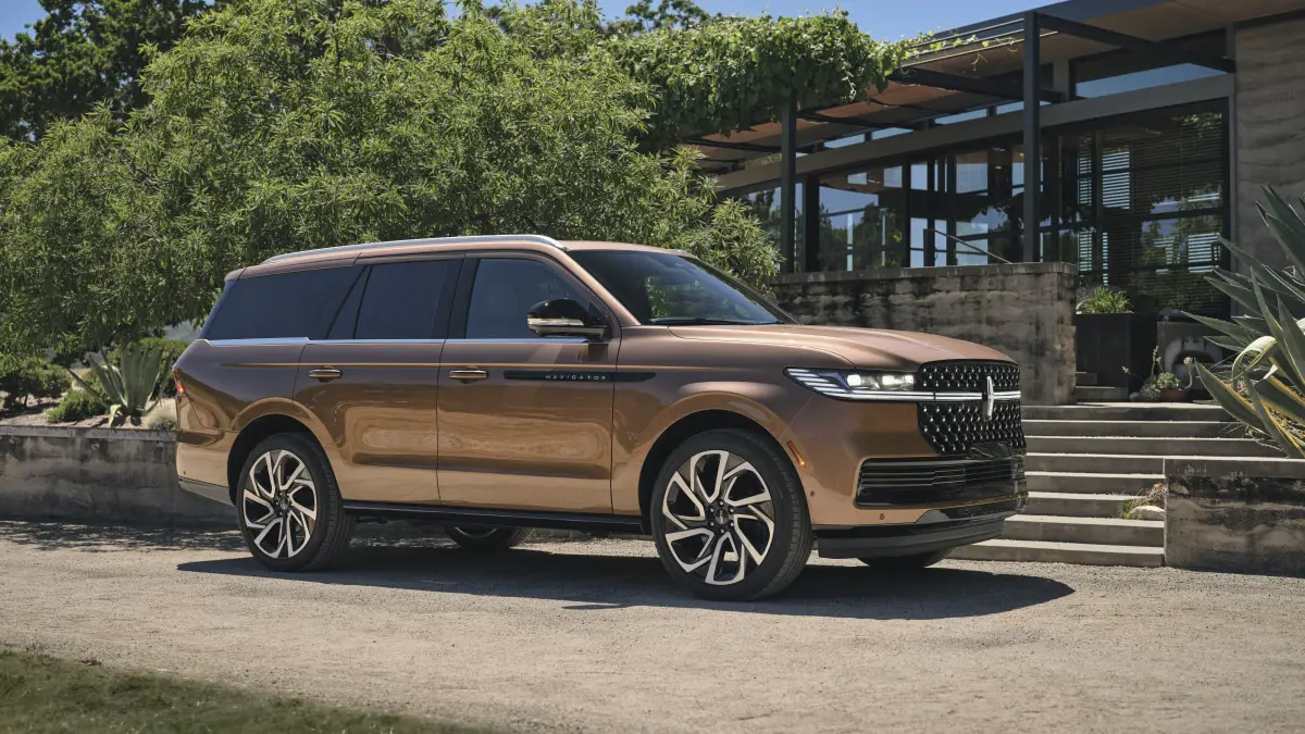 2025-lincoln-navigator-revealed-with-dramatic-look,-massive-screen-in-monterey