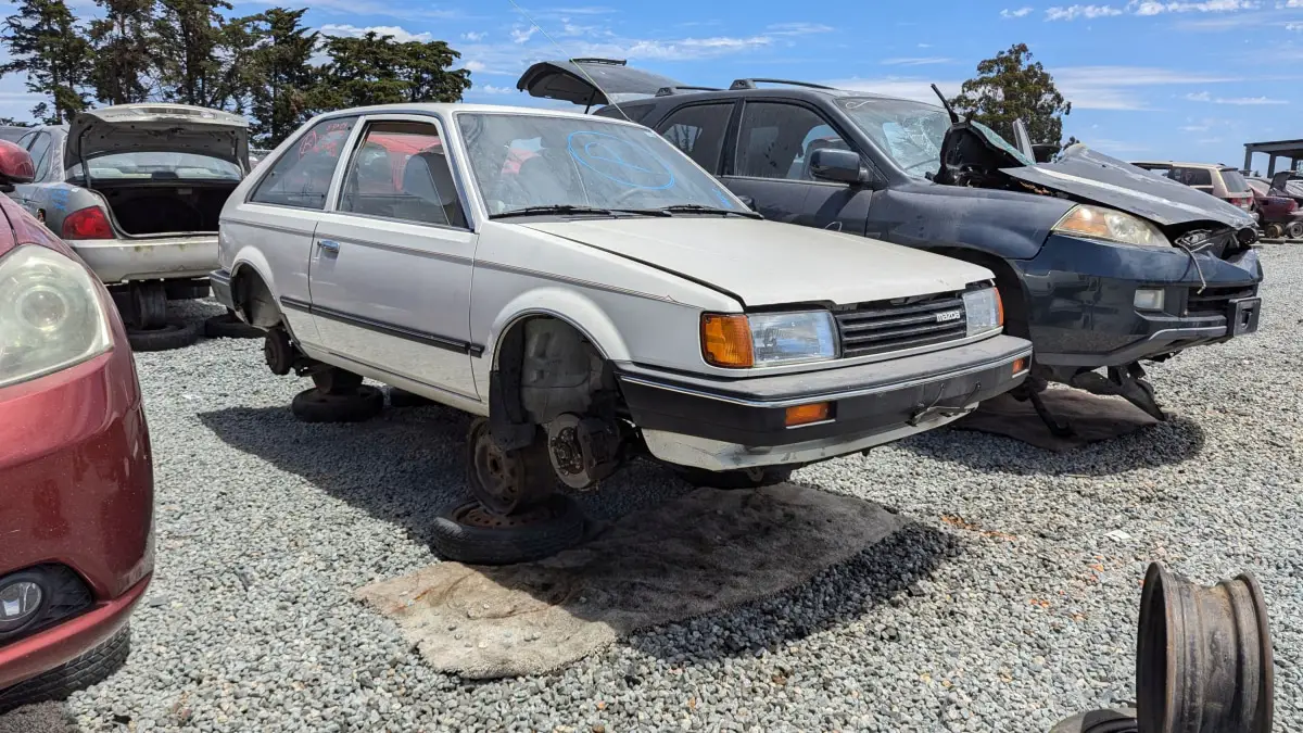 junkyard-gem:-1987-mazda-323-dx-1.6i-hatchback