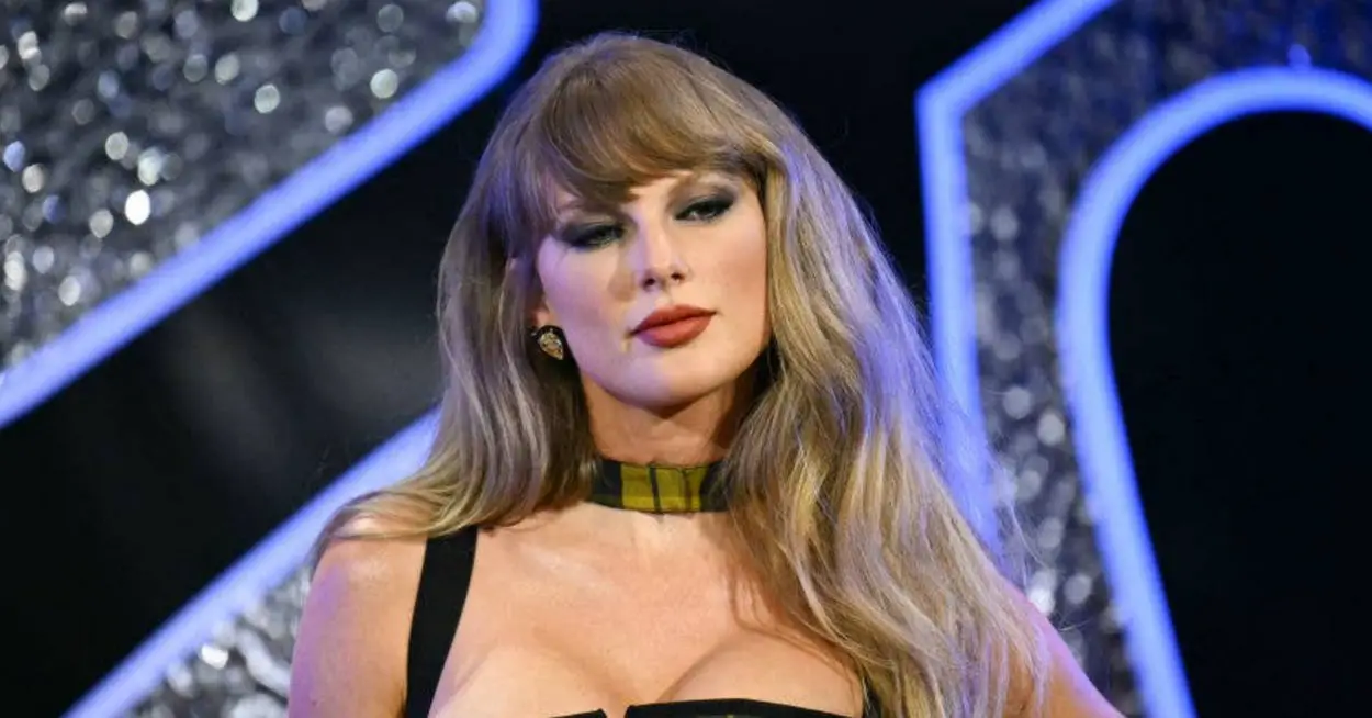 Taylor Swift Arrived At The VMAs, And Everyone Is Comparing Her Look To The Same Iconic '90s Movie Character